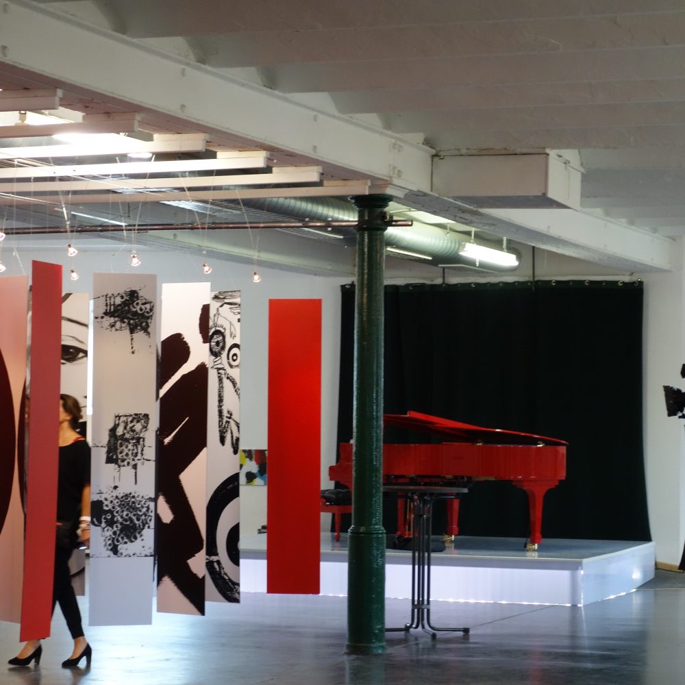 Der knallrote Steinway: Kunst und Musik im ehemaligen Braunviehstall von Gut Achselschwang