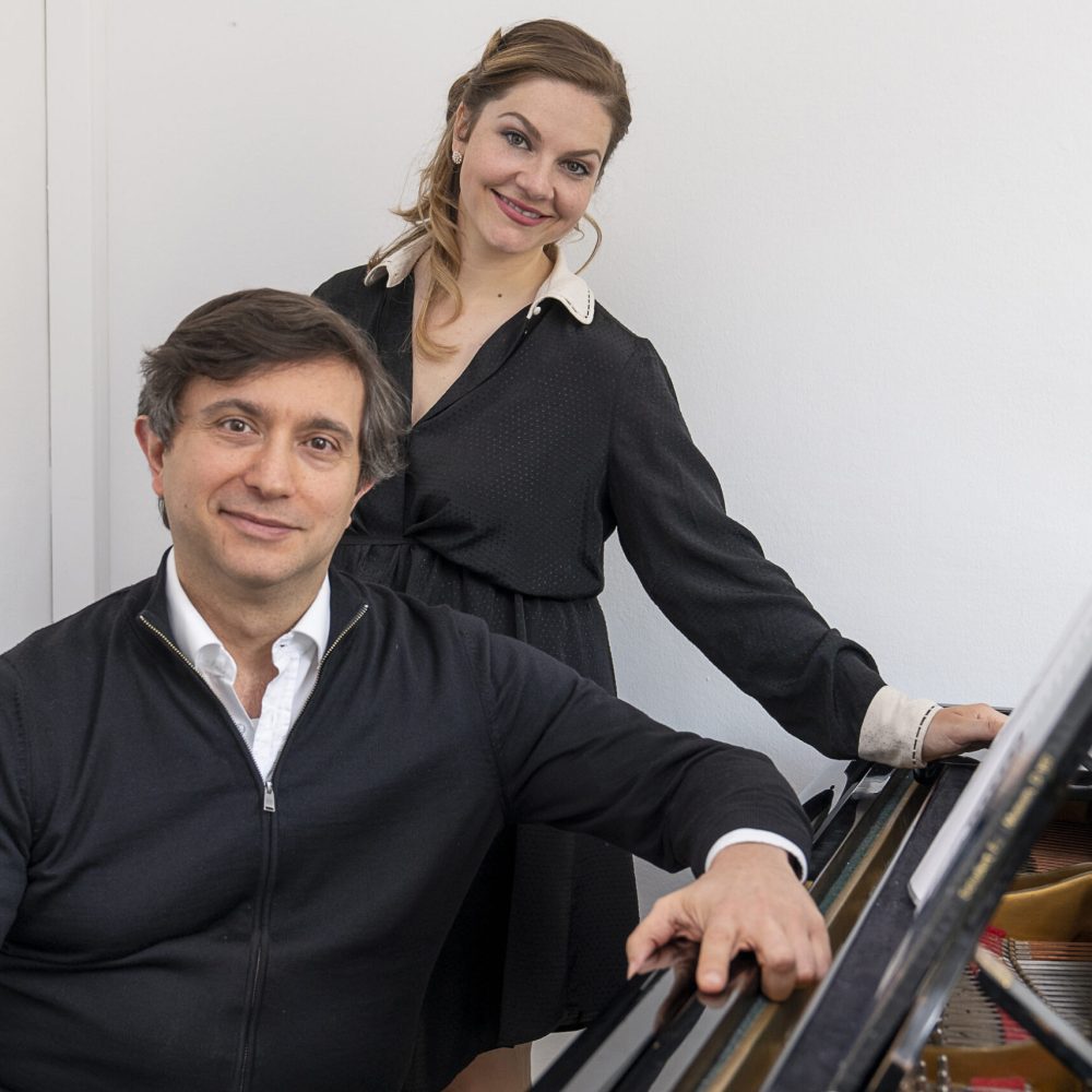 Teresa Boning, die Frau von Wigald Boning, arbeitet als Opernsängerin in der Staatsoper. Hier lässt sie sich mit ihrem Gesangstrainer Stellario Fagone fotografieren.
Foto: Achim Schmidt